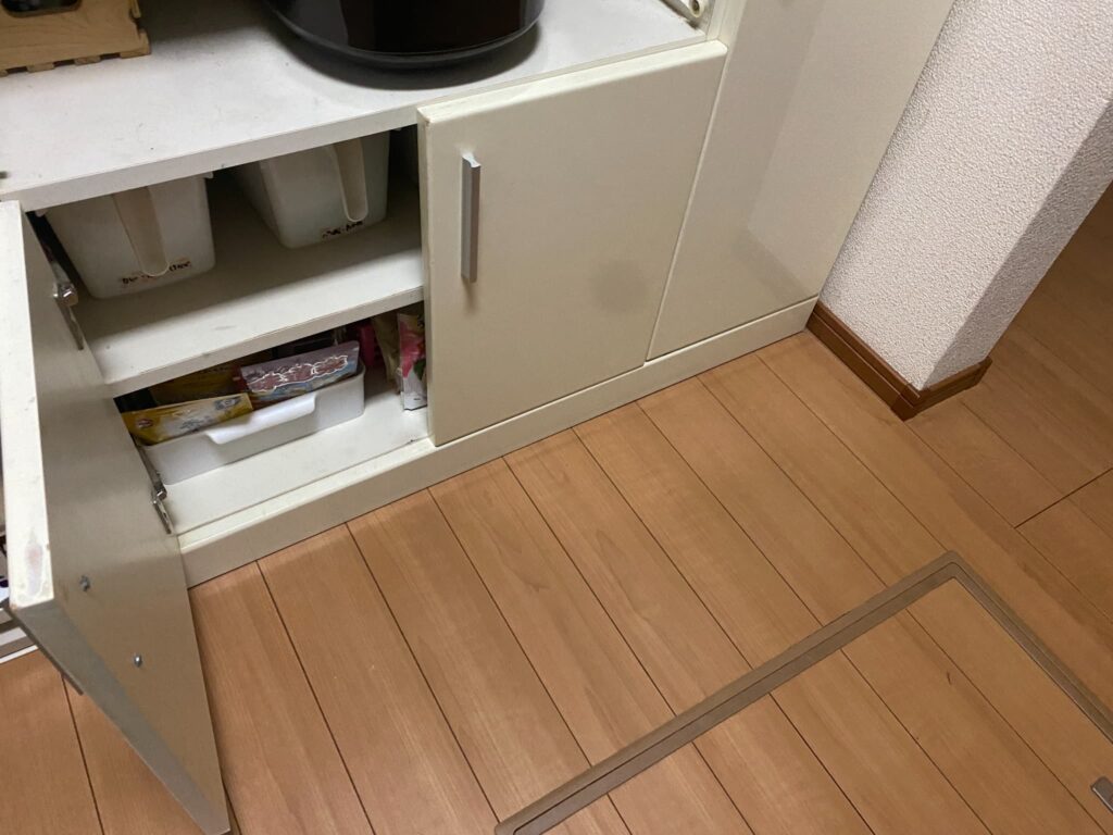 食器棚の下